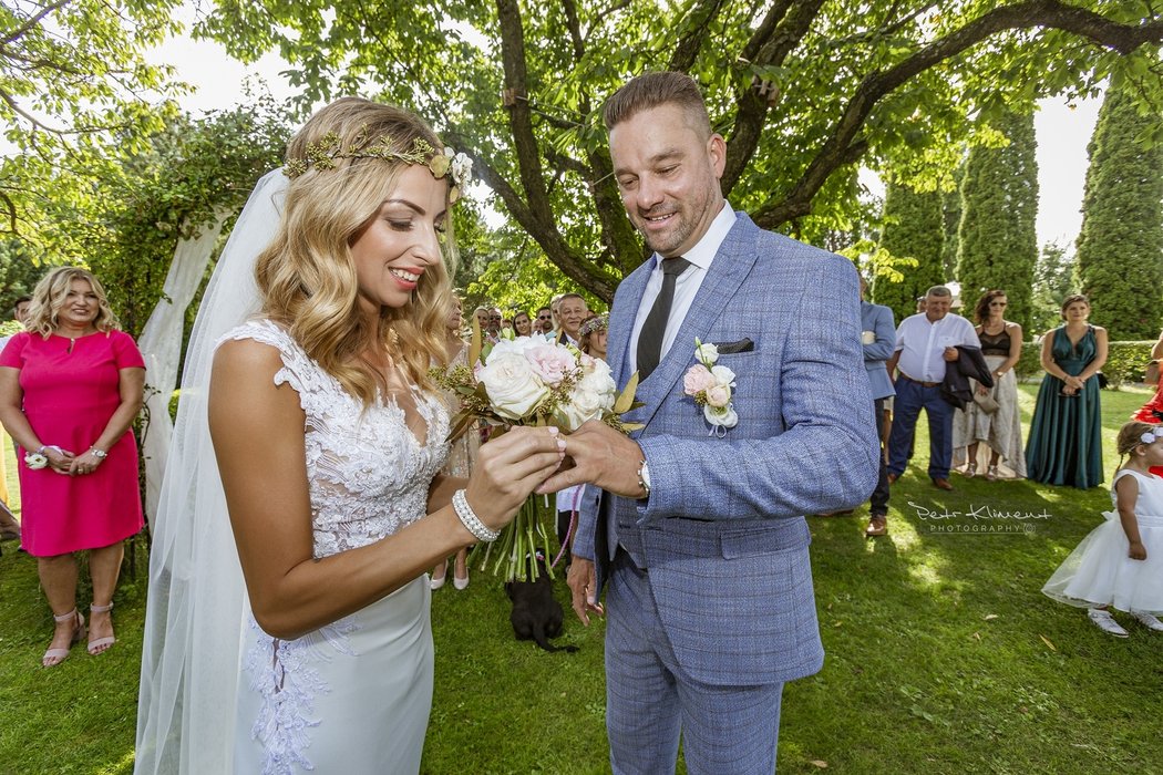 Petr Švancara během svého svatebního dne s manželkou Kamilou. Společně jsou rodiči malé Laury