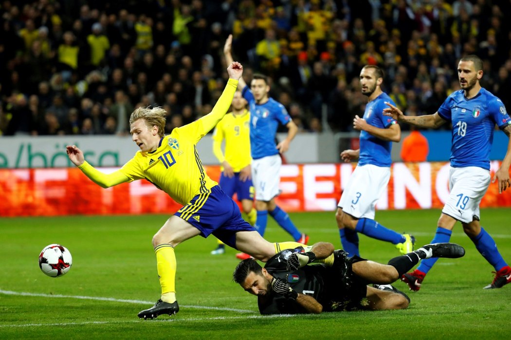 Emil Forsberg se snaží dostat míč do sítě