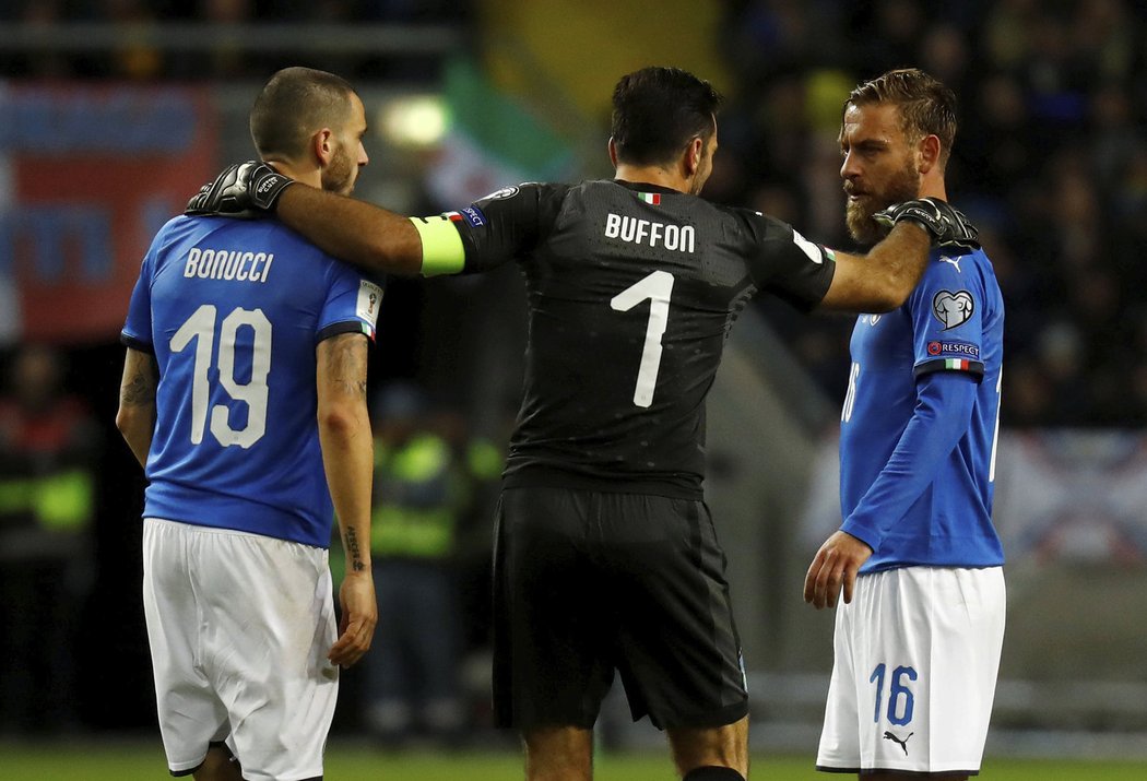 Italský brankář Gianluigi Buffon promlouvá ke spoluhráčům