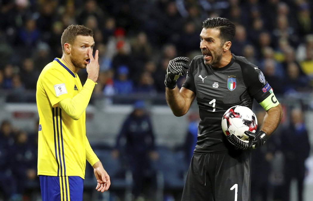 Italský brankář Gianluigi Buffon promlouvající k Marcusi Bergovi ze Švédska