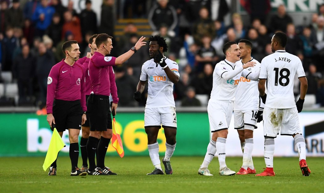 Wilfried Bony protestuje u rozhodčího