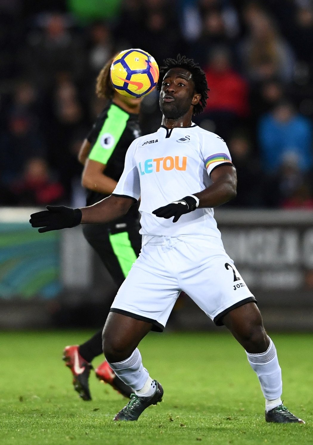 Wilfried Bony v souboji o míč