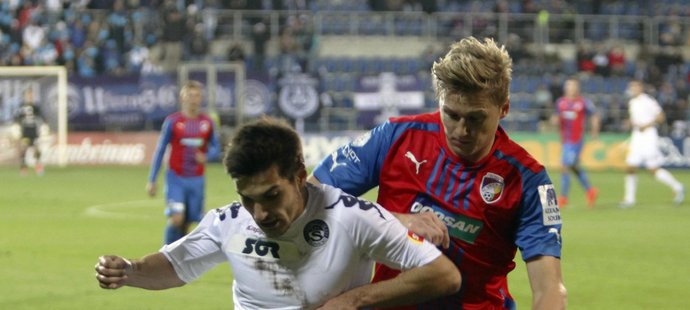 Reprezentant do 21 let Michal Trávník si kryje míč před dotírajícím Václavem Procházkou