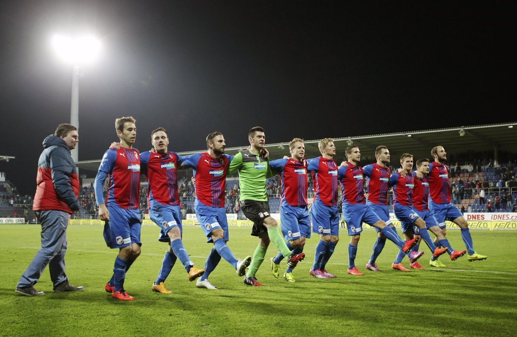 Fotbalisté Plzně oslavili vítězství na Slovácku tradičním kankánem