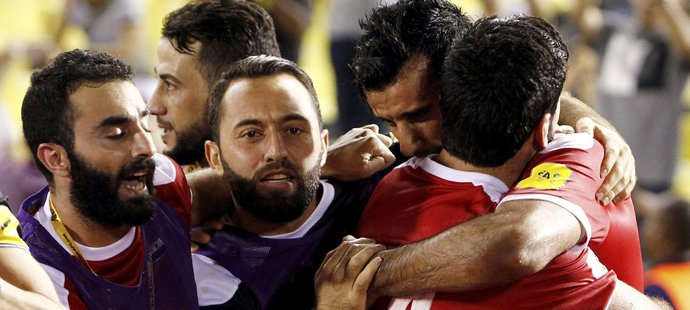 Fotbalisté Sýrie se radují z gólu do australské sítě