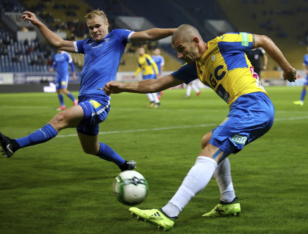 Liberecký Jan Mikula (vlevo) se snaží zblokovat míč centrujícího Jana Rezka z Teplic