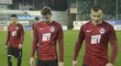 Zklamaní fotbalisté Sparty odcházejí z hřiště po remíze v Teplicích