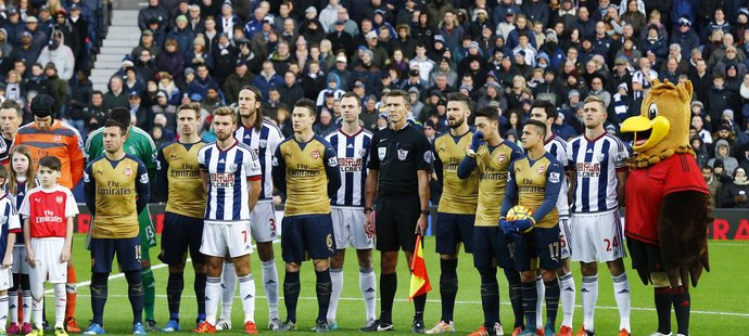 Do piety se před utkáním s West Bromwichem zapojil i brankář Arsenalu Petr Čech