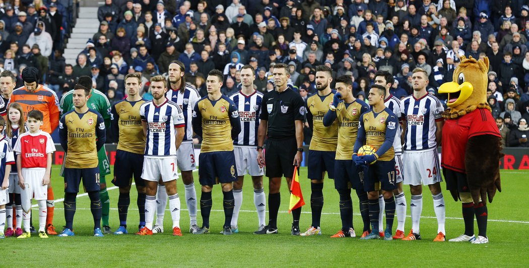 Do piety se před utkáním s West Bromwichem zapojil i brankář Arsenalu Petr Čech