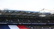 Na Stamford Bridge rozvinuli fanoušci velkou francouzskou vlajku