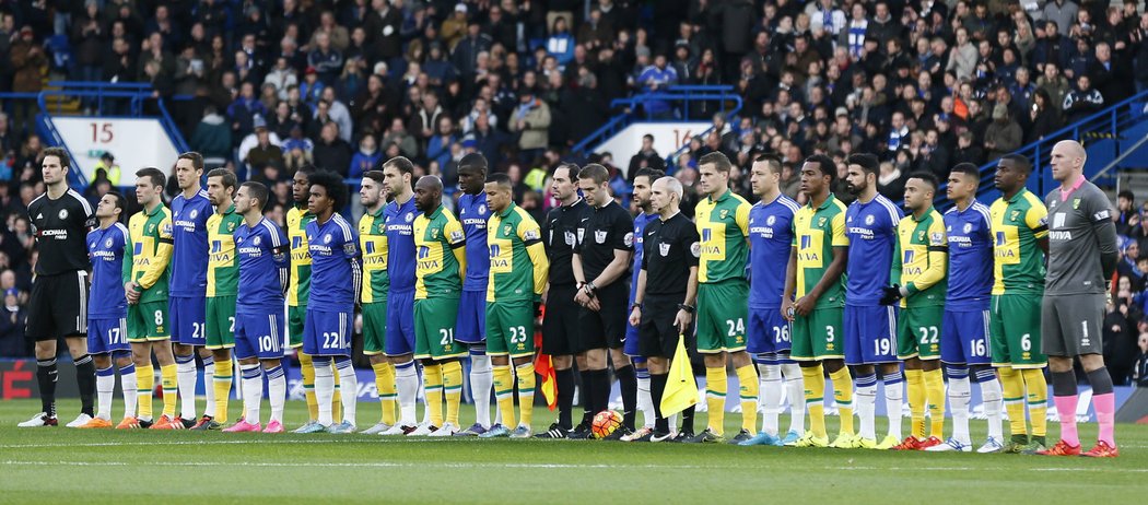 Stejně jako všude jinde se také fotbalisté Chelsea a Norwiche kvůli pietě za pařížské oběti při nástupu promíchali