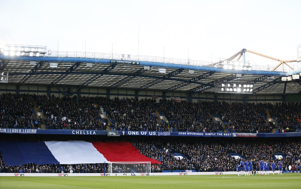 Na Stamford Bridge rozvinuli fanoušci velkou francouzskou vlajku