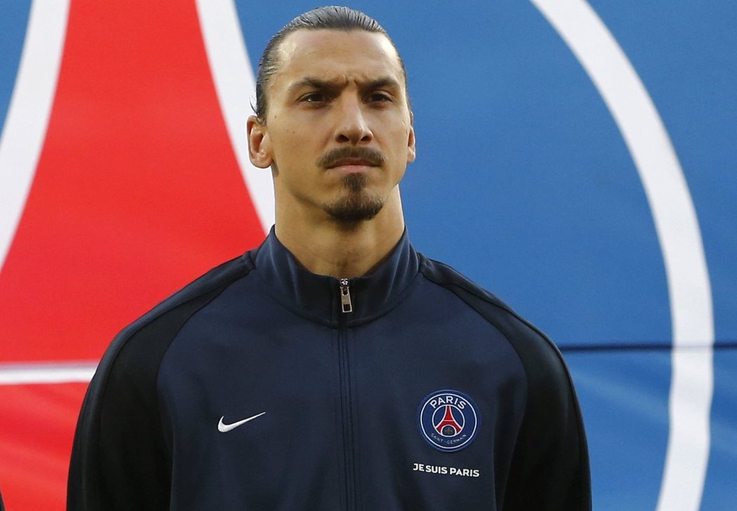 Hvězda Paris St. Germain Zlatan Ibrahimovic při minutě ticha před začátkem zápasu v Lorientu