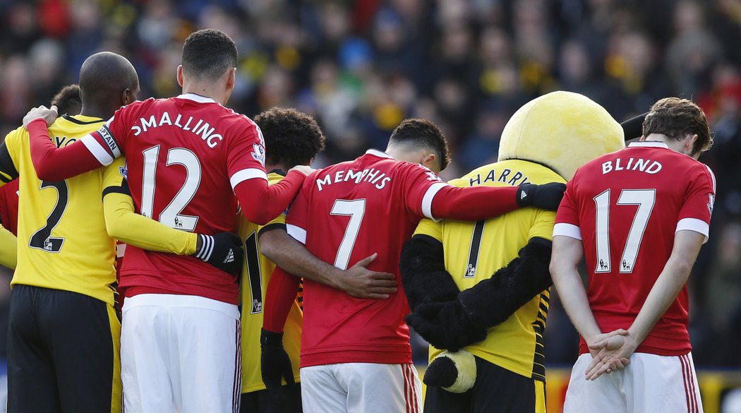 Před zápasem Watford - Manchester United se do minuty ticha zapojil i maskot