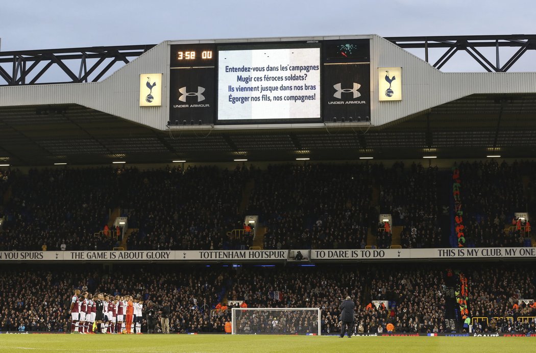 Slova francouzské hymny běžely na velkoplošné obrazovce před začátkem zápasu Tottenham - West Ham