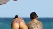 Carlos Tévez na pláži v Miami s manželkou Vanessou