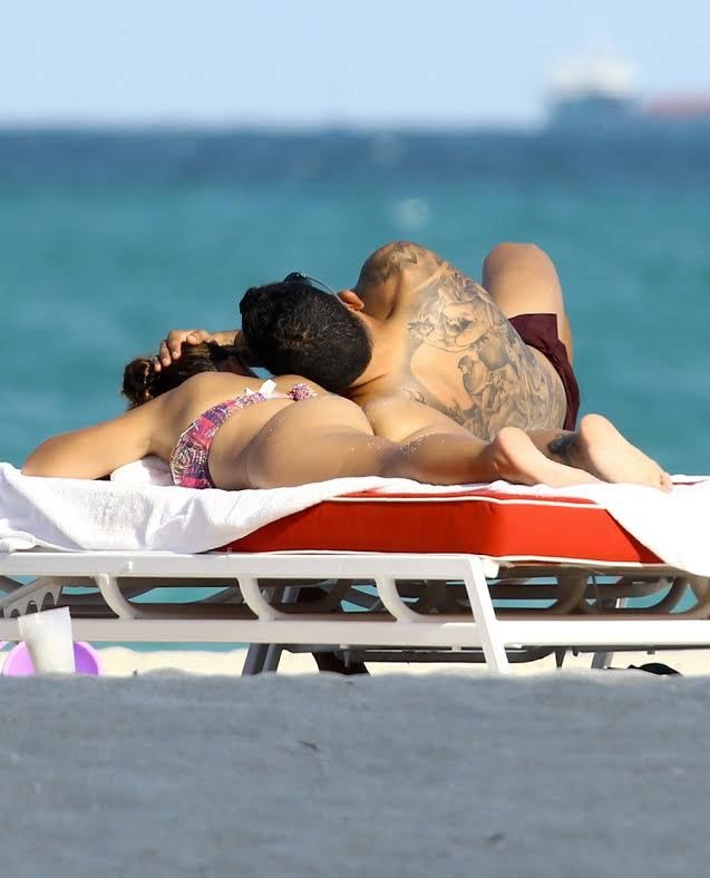 Carlos Tévez a jeho manželka odpočívají na pláži