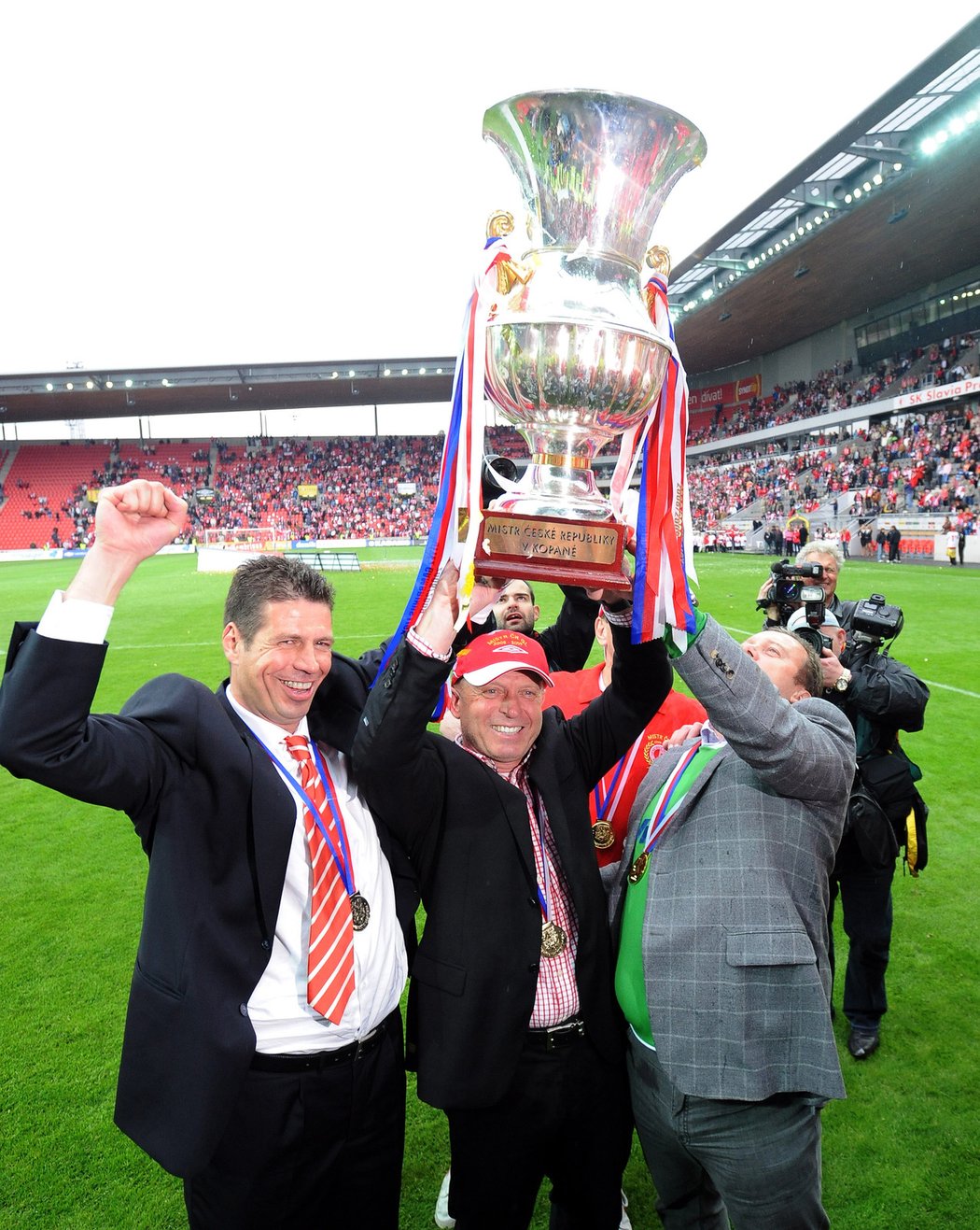 Slavia po utkání proti Liberci přebrala pohár pro mistra ligy 2008/09. Šéfové Slavie Petr Doležal a Tomáš Rosen, mezi nimi trenér Karel Jarolím.