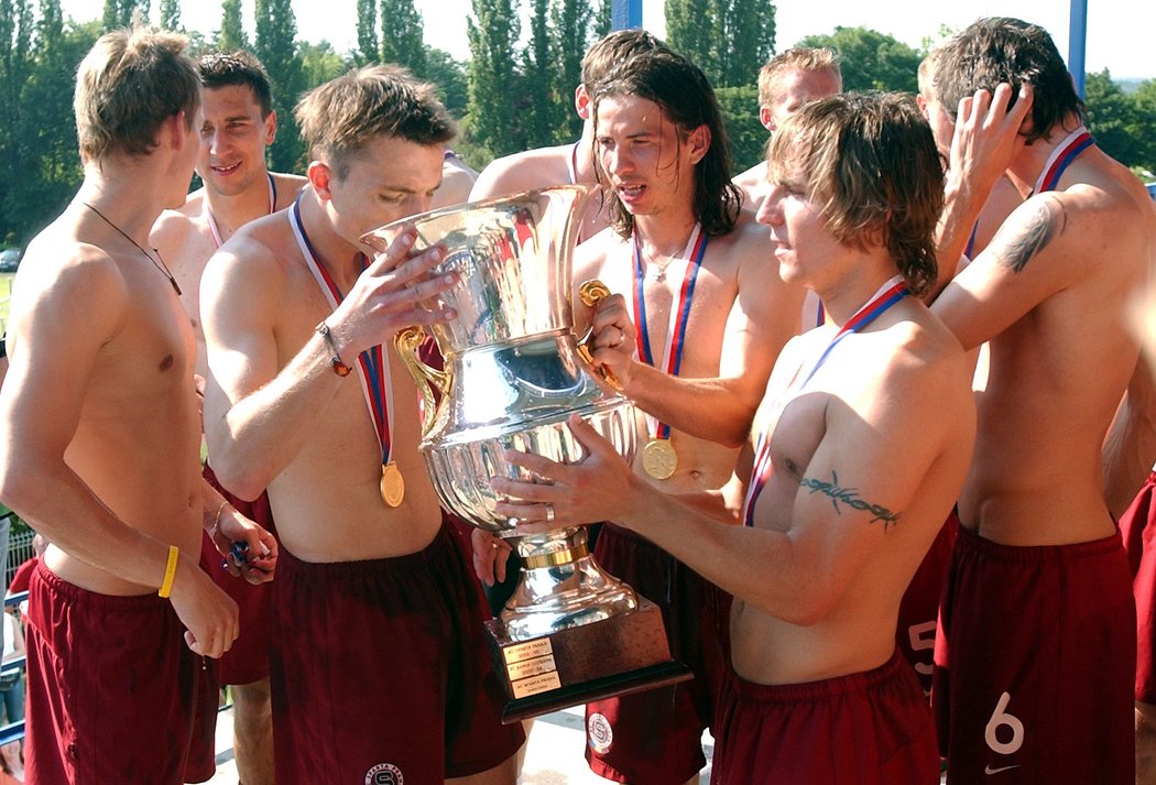 Mistrovský pohár v sezoně 2004/05 zase v držení Sparty. Radují se s ním Petr Voříšek, Aleš Urbánek a Miroslav Matušovič, který rok předtím slavil s Baníkem.