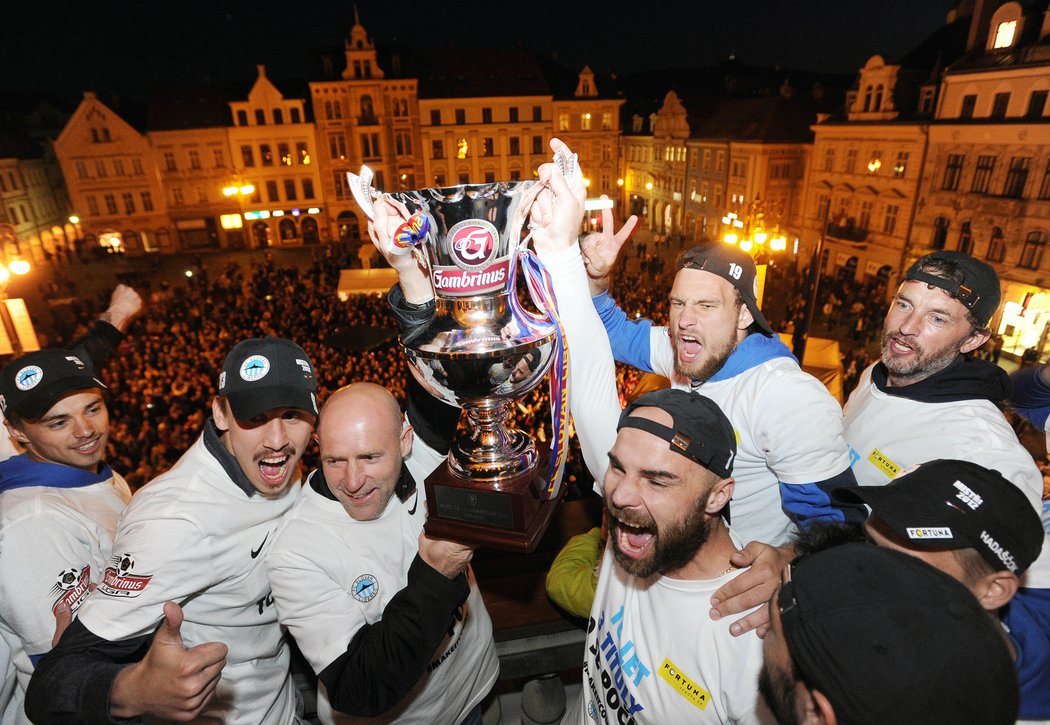 Na liberecké radnici si mistrovskou radost užívali Josef Šural, Jiří Štajner, Jan Nezmar a Michael Rabušic