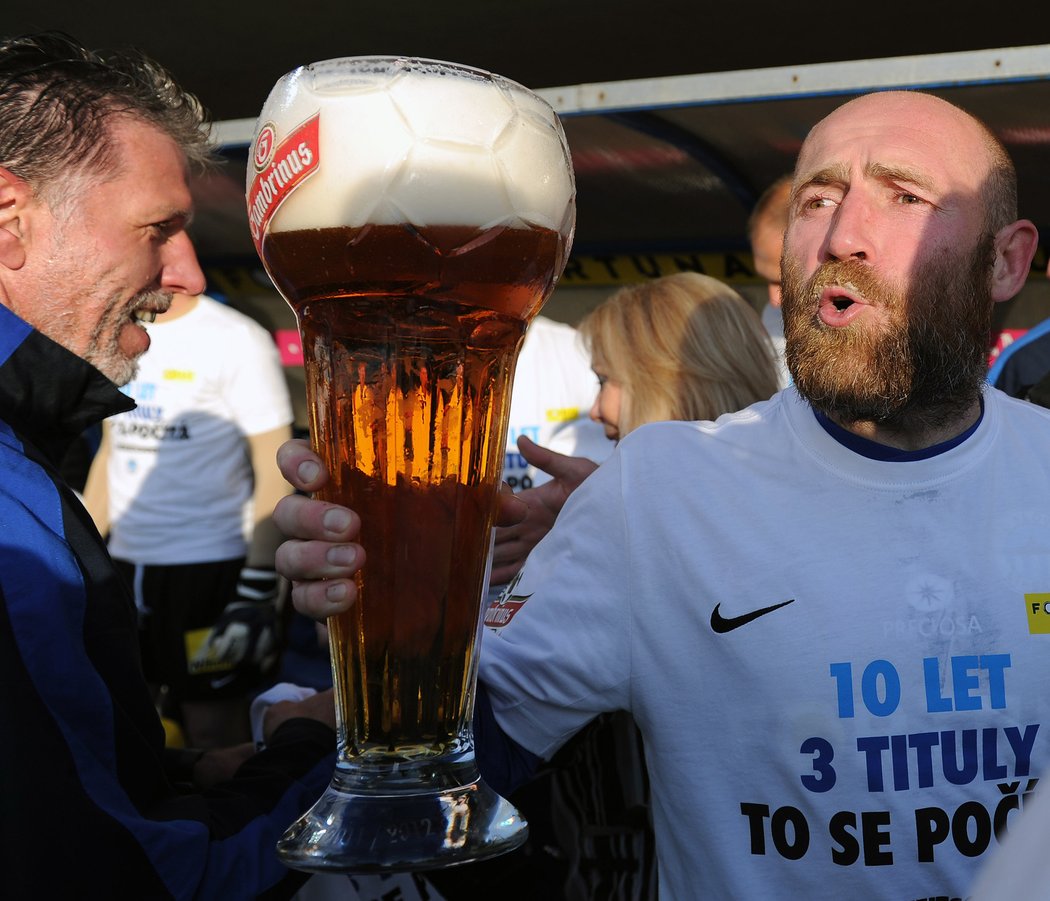 Mistrovské pivo v Liberci. A s ním trenér Jaroslav Šilhavý a Jiří Štajner. Tak se slavilo v roce 2012.