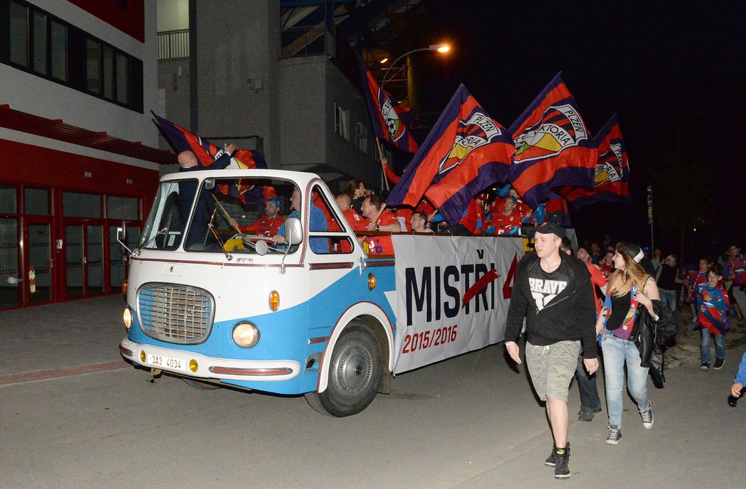 Také fanoušci slavili v roce 2016 plzeňský titul v autobuse