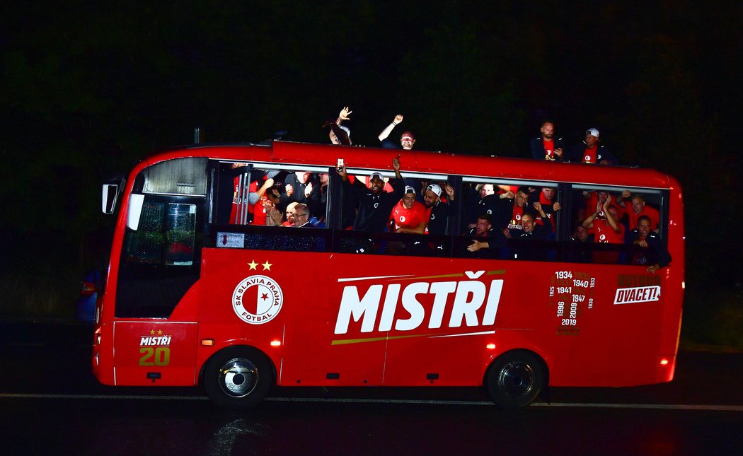 Mistrovská jízda fotbalistů Slavie v autobuse po posledním kole sezony 2019/20