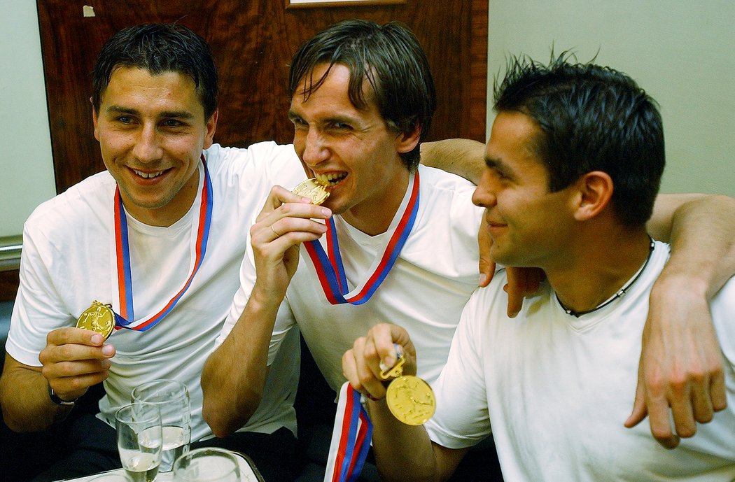 2003. Tomáš Sivok při oslavách svého prvního titulu ve Spartě. Spolu s ním Martin Petráš a Michal Pospíšil.
