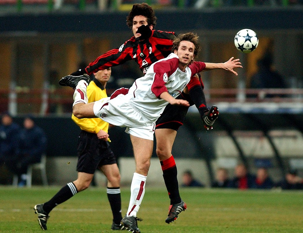 2004. Tomáš Sivok při utkání osmifinále Ligy mistrů, v němž Sparta hrála na stadionu AC Milán.