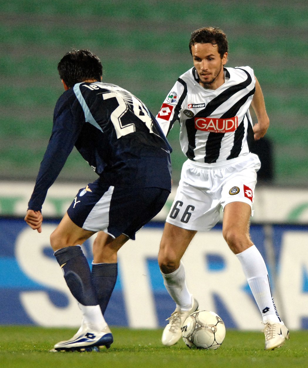 2007. První zahraniční angažmá. Tomáš Sivok v dresu Udine při zápase proti Laziu Řím.