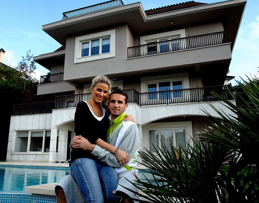 2008. U domu v Turecku při svém působení v Besiktasi zapózoval Tomáš Sivok se svojí pozdější manželkou Michaelou.