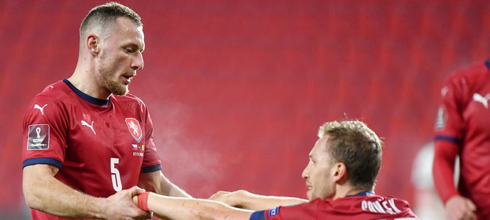 »Cuf« pomáhá vstát »Sukovi« a ten mu vzdává hold.