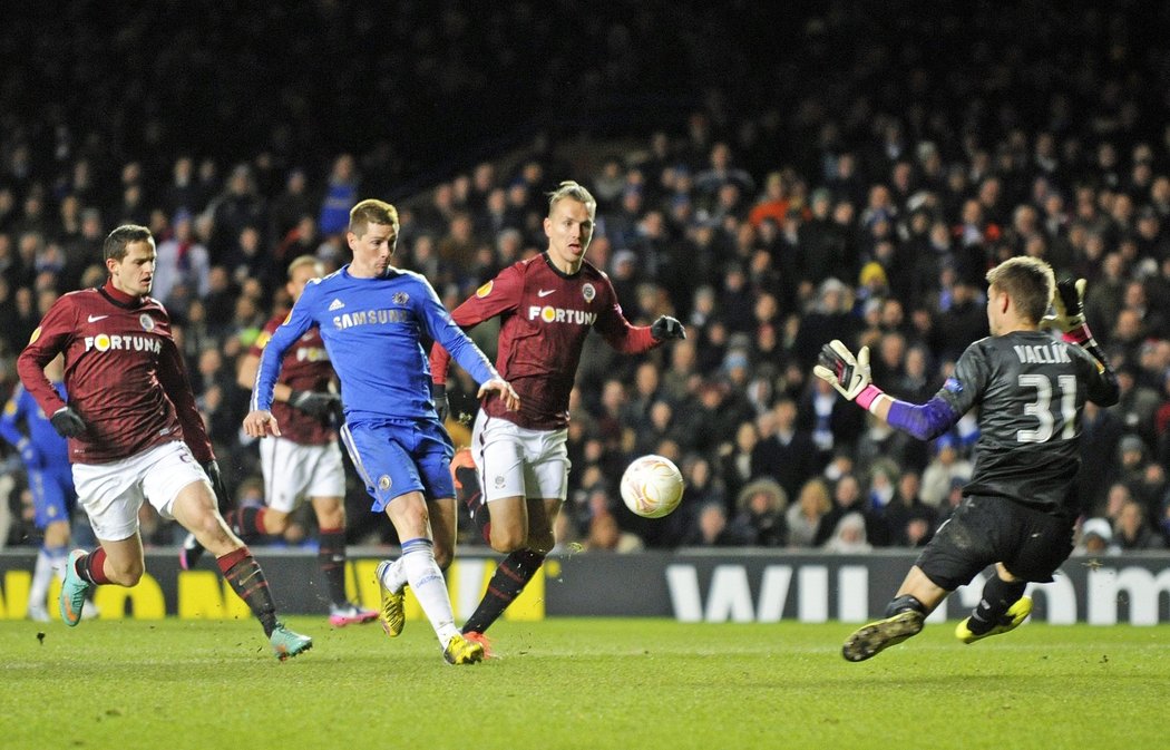 Fernando Torres se dokázal dostat do šancí, ale v nich před brankářem Vaclíkem vždy zklamal