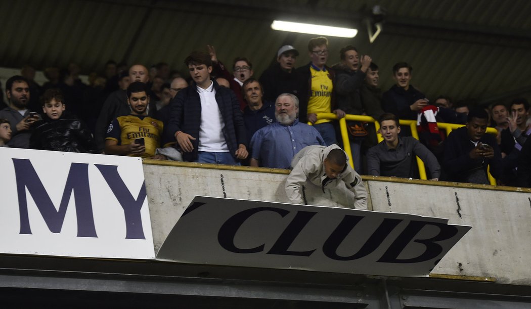 Těžké kusy plastu padaly z ochozů na stadionu Tottenhamu na hlavy dalších fanoušků