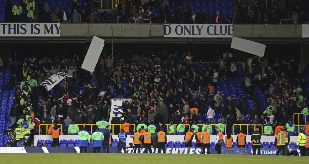 Fanoušci Arsenalu za sebou nechali na Tottenhamu pořádou spoušť