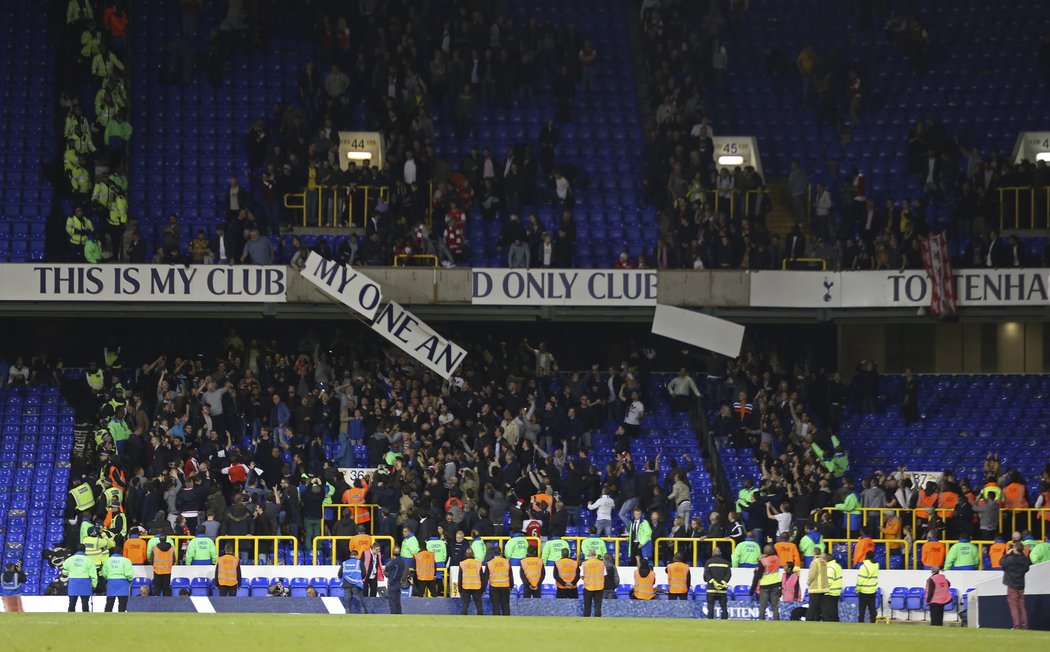 Fanoušci Arsenalu za sebou nechali na Tottenhamu pořádou spoušť