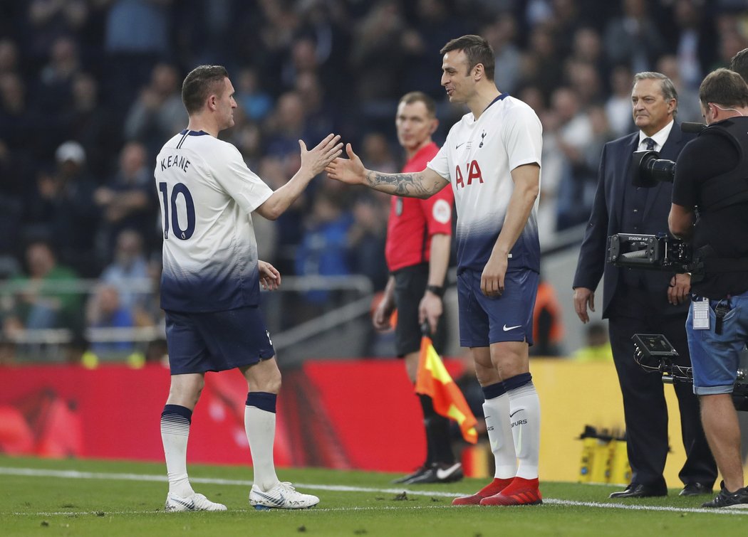 Dvě hvězdy minulosti. Robbie Keane jde z hřiště, místo něj nastoupil Dimitar Berbatov.