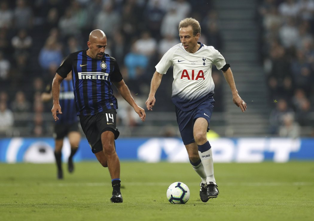 Juan Sebastian Veron vs. Jürgen Klinsmann. Na stadionu Tottenhamu se potkaly hvězdy minulosti.