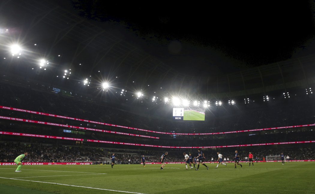 Nový stadion Tottenhamu zaplnili fanoušci kvůli utkání legend