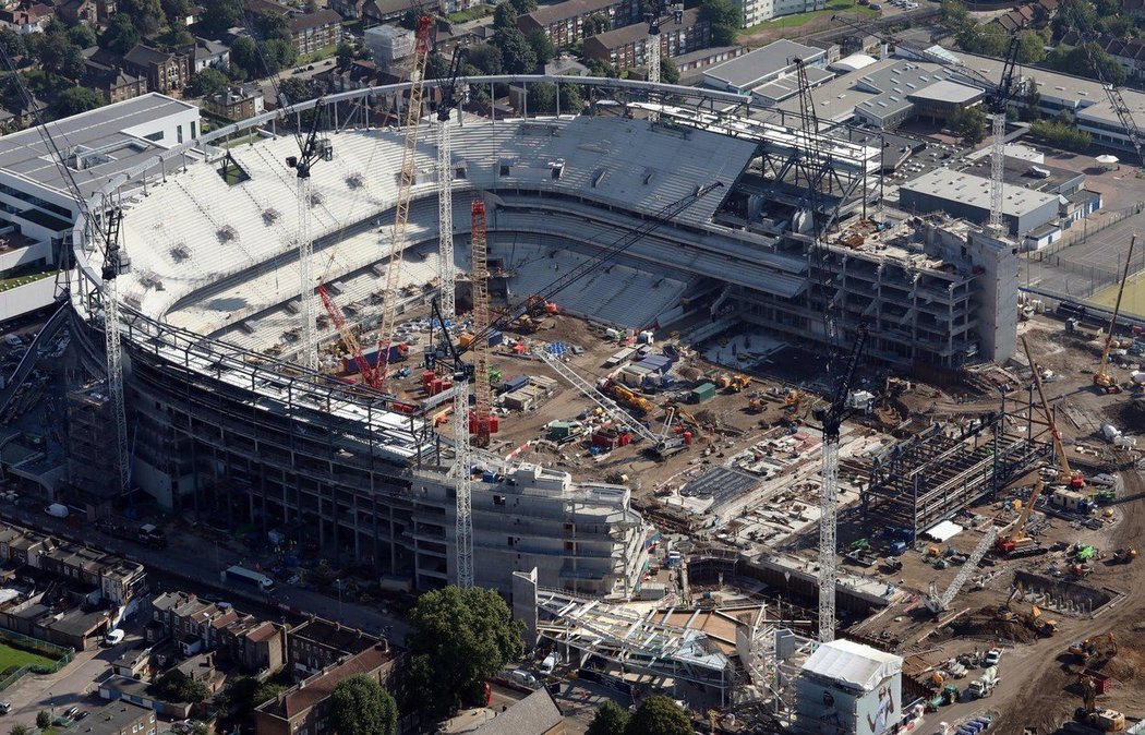 11. srpna: Nový stadion se pomalu uzavírá na místě, kde stála předchozí White Hart Lane