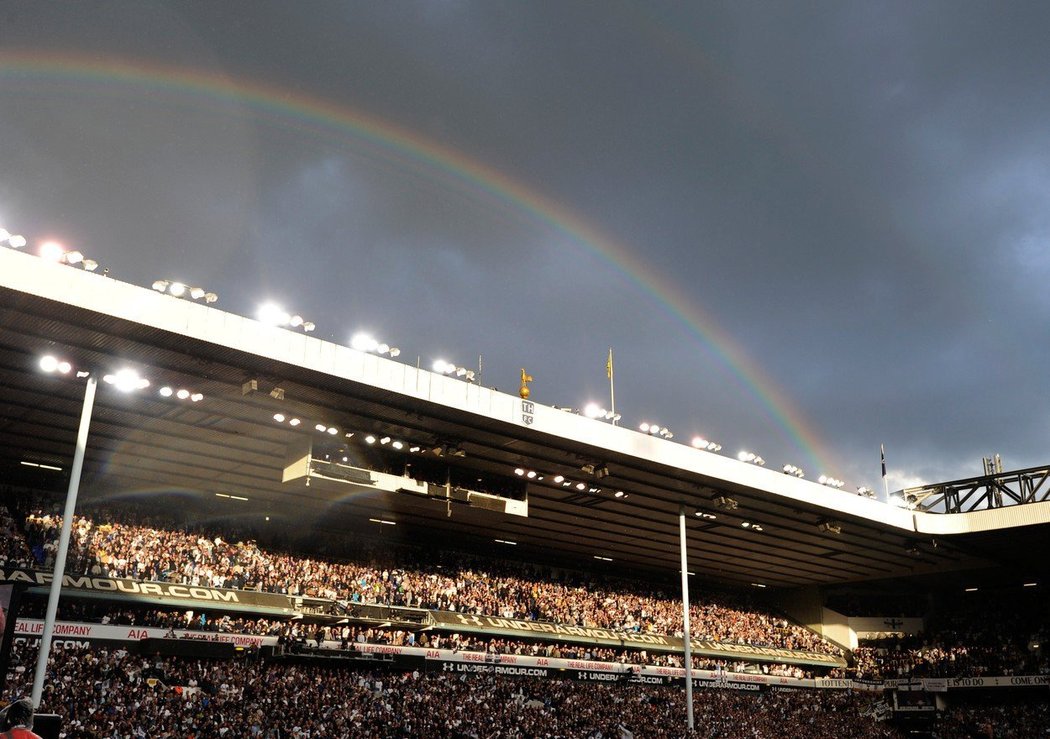 14. května: Poslední zápas na starém White Hart Lane. Nad jednou z tribun po bouřce vysvitla duha.