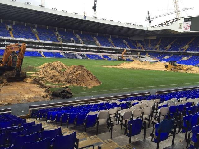 15. května: Stadion Tottenhamu den po posledním utkání. Demoliční práce už jedou naplno.