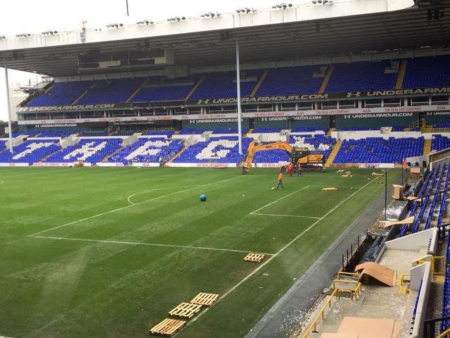 Stadion Tottenhamu den po posledním utkání. Demoliční práce už jedou naplno.