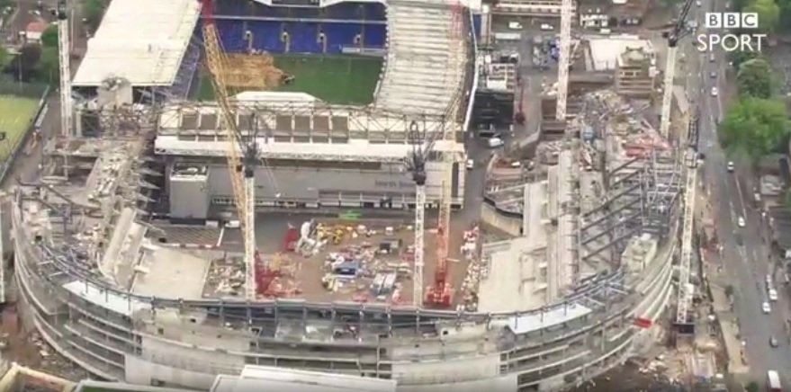 Letecký pohled na demoliční práce na stadionu Tottenhamu. Za starým stadionem už roste nový.