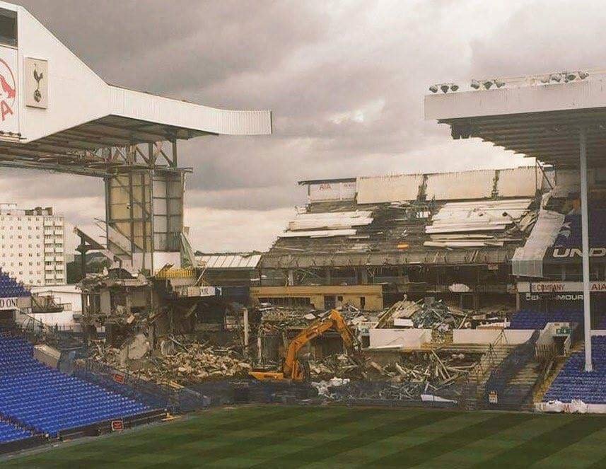 15. května: Demoliční práce na stadionu Tottenhamu začaly okamžitě