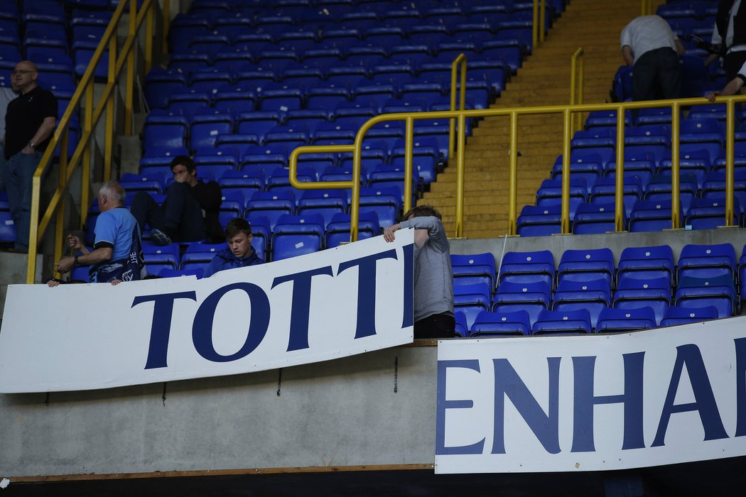 Do rozebírání stadionu se pustili také fanoušci