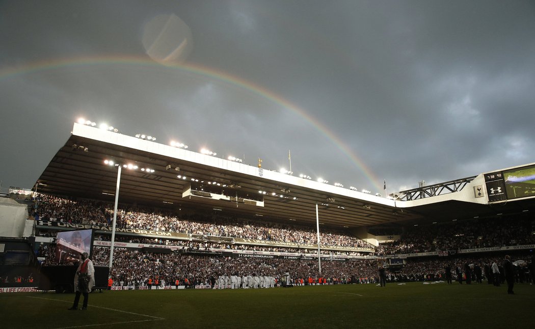 Při posledním utkání před demolicí se nad stadionem Tottenhamu objevila duha