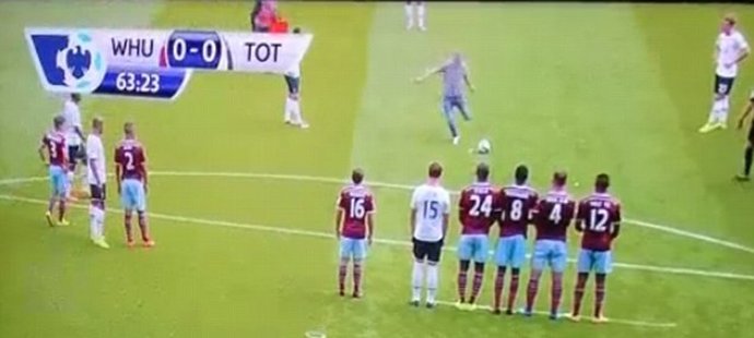Fotbalistům Tottenhamu se v 63. minutě rozhodl pomoci fanoušek, který i rozehrál přímý kop proti West Hamu