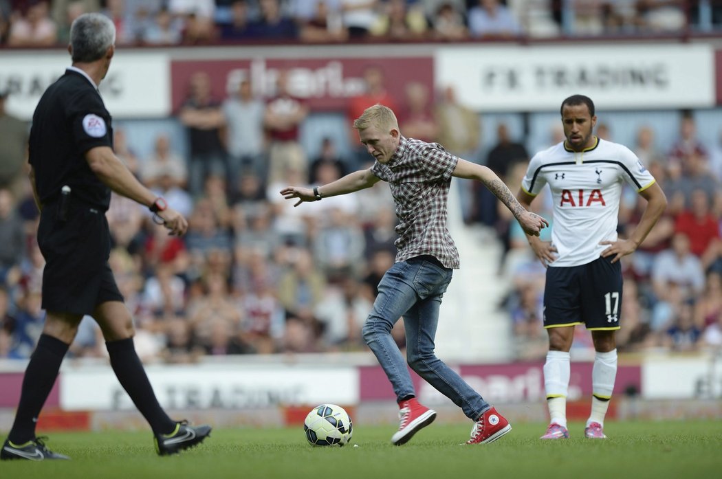 Fanoušek se nejen dostal na stadionu West Hamu na hřiště, ale i poslal míč do hry