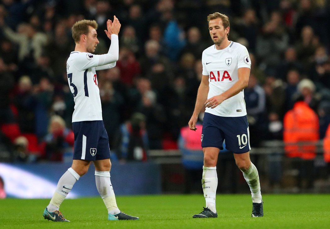 Smutní Christian Eriksen s Harry Kanem po ztrátě s West Bromwichem